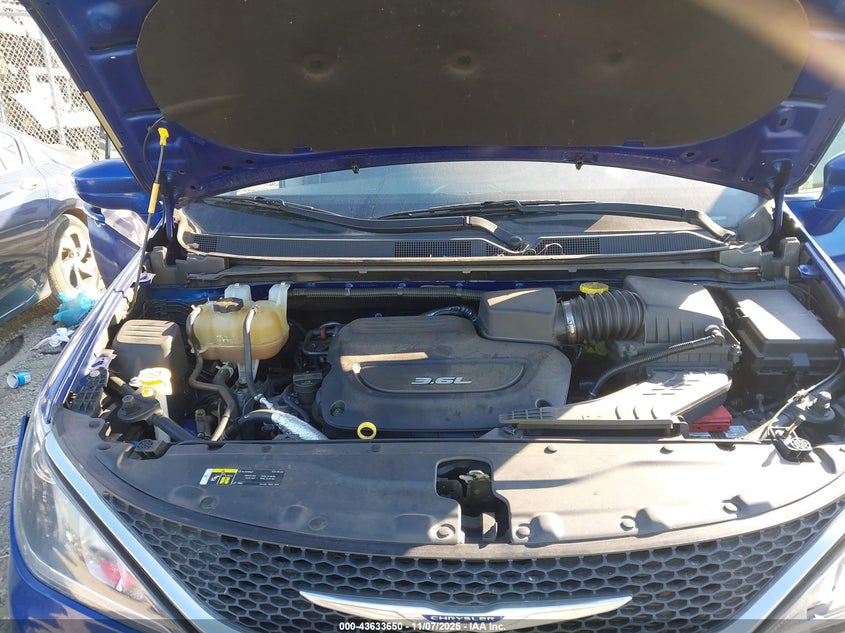 2018 Chrysler Pacifica Touring Plus VIN: 2C4RC1FG2JR227982 Lot: 43633650