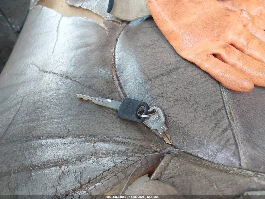 2000 Ford F-350 Lariat/Xl/Xlt VIN: 1FTSW31F3YEA87211 Lot: 43633849