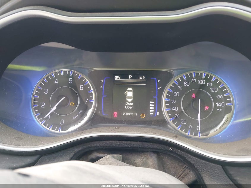 2015 Chrysler 200 Limited VIN: 1C3CCCAB1FN570305 Lot: 43634181