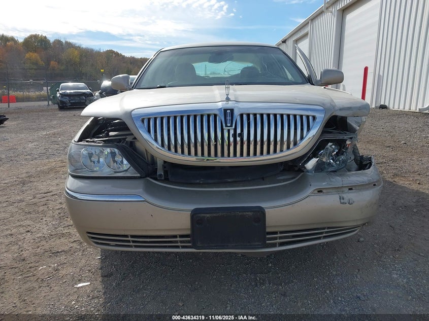 2004 Lincoln Town Car Signature VIN: 1LNHM81WX4Y676953 Lot: 43634319