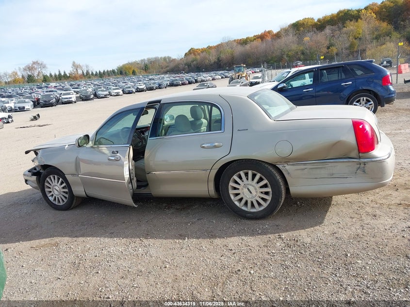 2004 Lincoln Town Car Signature VIN: 1LNHM81WX4Y676953 Lot: 43634319