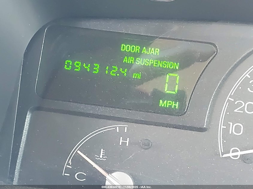 2004 Lincoln Town Car Signature VIN: 1LNHM81WX4Y676953 Lot: 43634319