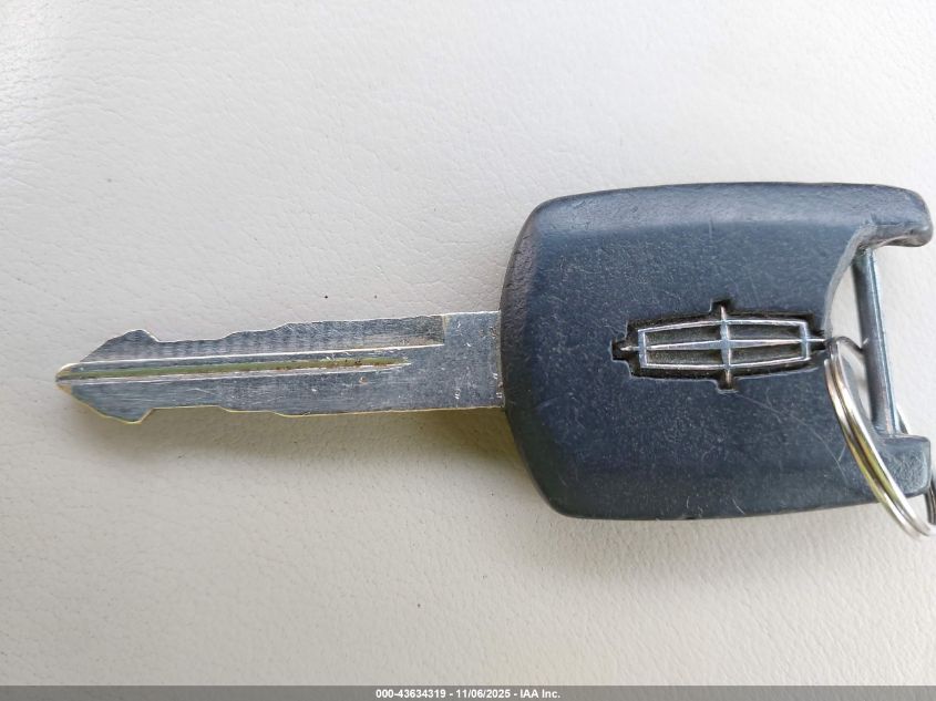 2004 Lincoln Town Car Signature VIN: 1LNHM81WX4Y676953 Lot: 43634319