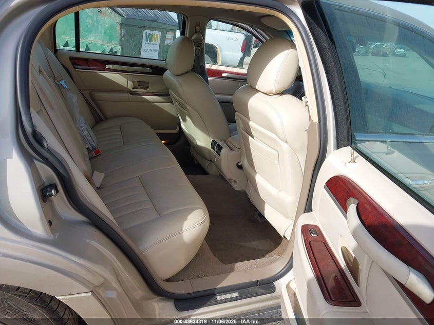 2004 Lincoln Town Car Signature VIN: 1LNHM81WX4Y676953 Lot: 43634319