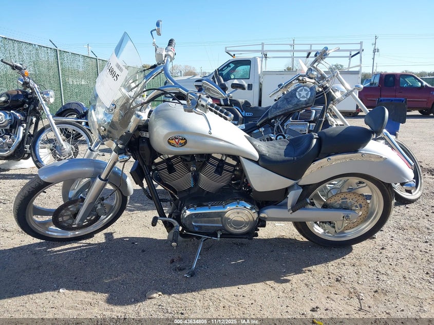 5VPGB16D443001523 2004 VICTORY VEGAS photo no. 13