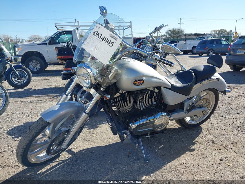 5VPGB16D443001523 2004 VICTORY VEGAS photo no. 2