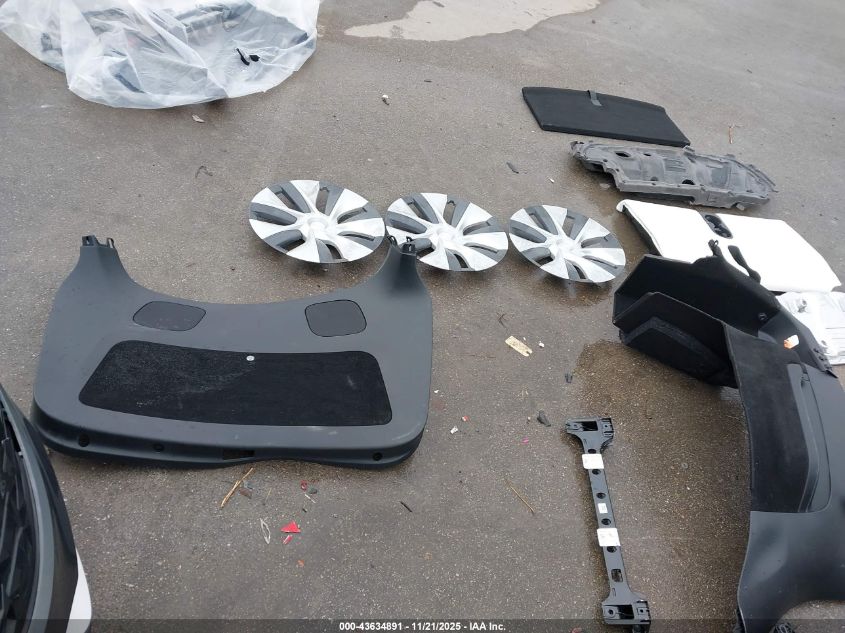 2023 Tesla Model Y Awd/Long Range Dual Motor All-Wheel Drive VIN: 7SAYGAEE6PF881441 Lot: 43634891