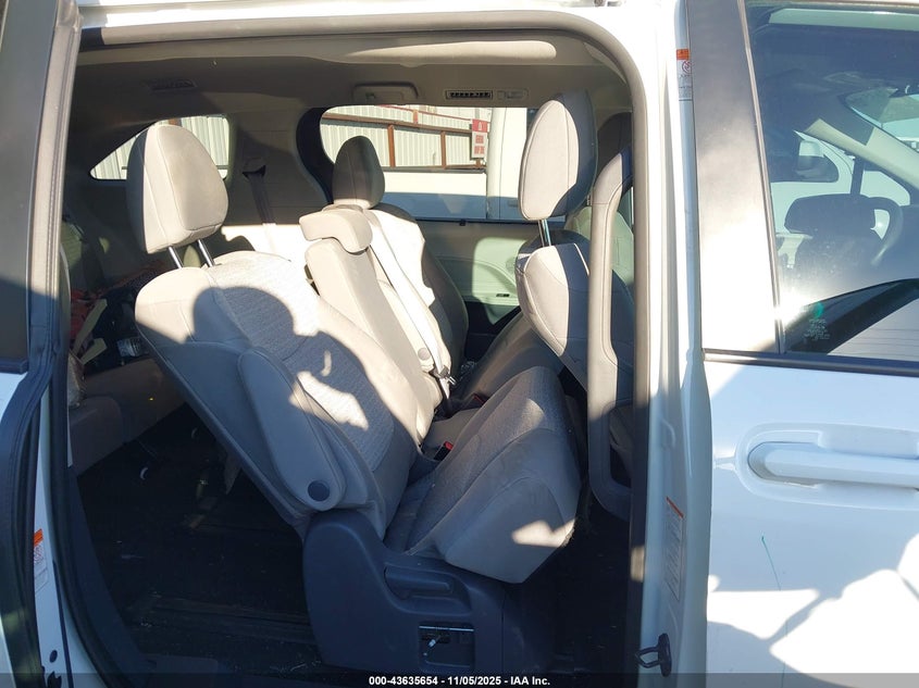 2021 TOYOTA SIENNA LE 5TDKRKEC8MS070152