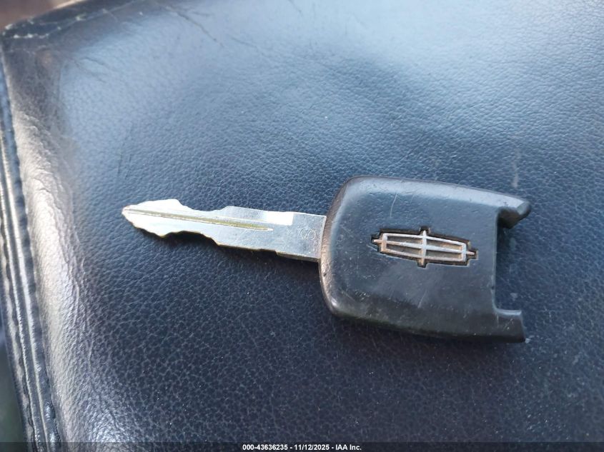 2005 Lincoln Town Car Signature VIN: 1LNHM81W95Y644240 Lot: 43636235