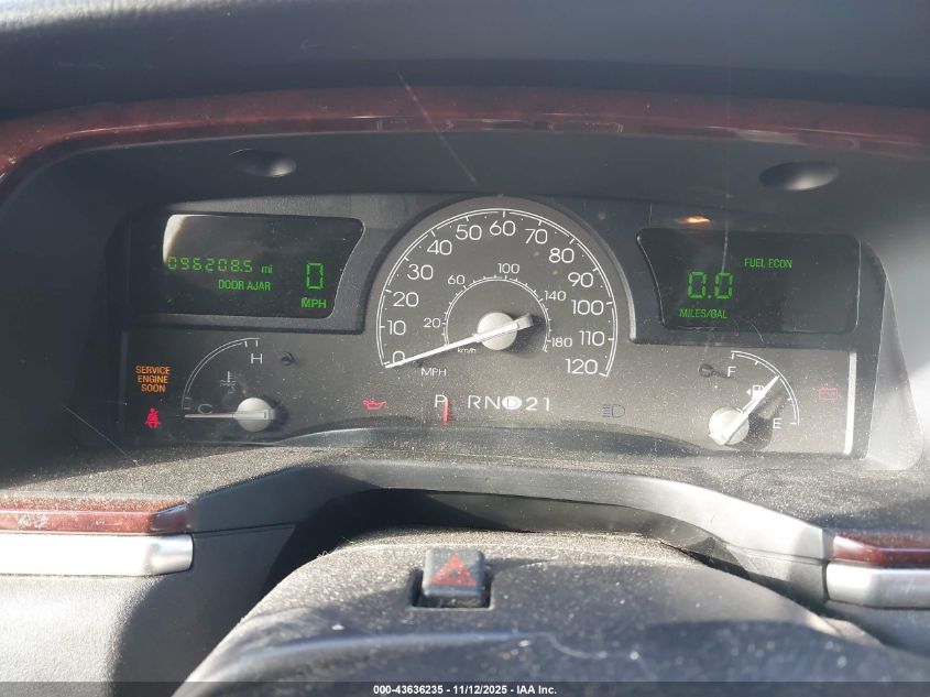 2005 Lincoln Town Car Signature VIN: 1LNHM81W95Y644240 Lot: 43636235