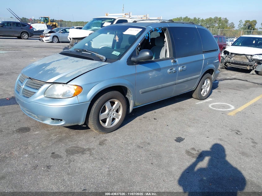 1D4GP45R75B365749 2005 DODGE CARAVAN photo no. 2