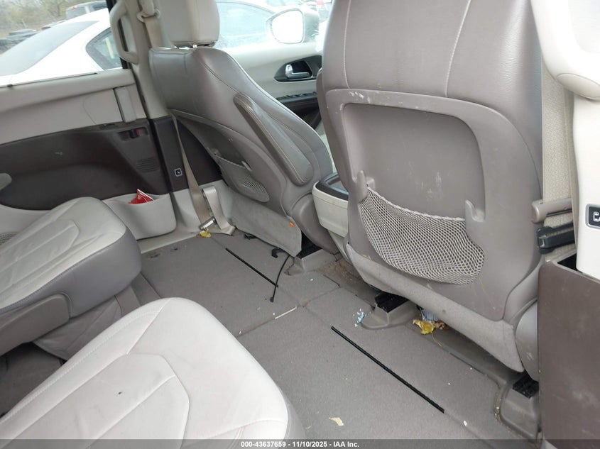 2017 Chrysler Pacifica Touring-L VIN: 2C4RC1BG5HR561214 Lot: 43637659