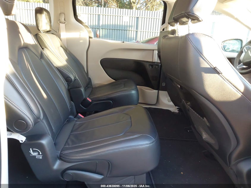 2022 Chrysler Pacifica Touring L VIN: 2C4RC1BG8NR220353 Lot: 43638095