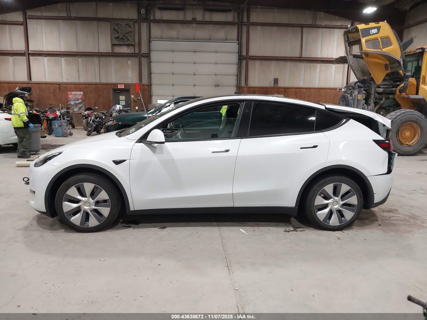 2024 Tesla Model Y Long Range Dual Motor All-Wheel Drive VIN: 7SAYGDEE0RF084333 Lot: 43638672