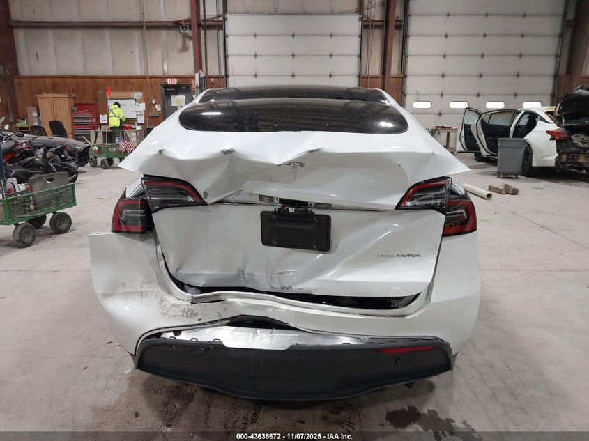 2024 Tesla Model Y Long Range Dual Motor All-Wheel Drive VIN: 7SAYGDEE0RF084333 Lot: 43638672