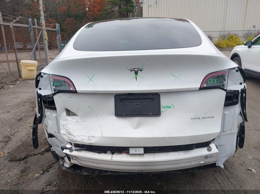 2024 Tesla Model Y Long Range Dual Motor All-Wheel Drive VIN: 7SAYGDEE2RF160988 Lot: 43639312