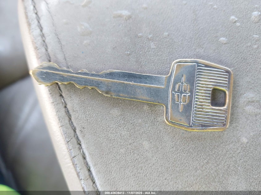 1992 Lincoln Town Car Cartier VIN: 1LNLM83W9NY727500 Lot: 43639413