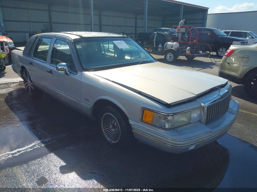 1LNLM83W9NY727500 1992 LINCOLN TOWN CAR photo no. 2
