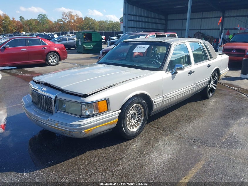 1LNLM83W9NY727500 1992 LINCOLN TOWN CAR photo no. 2