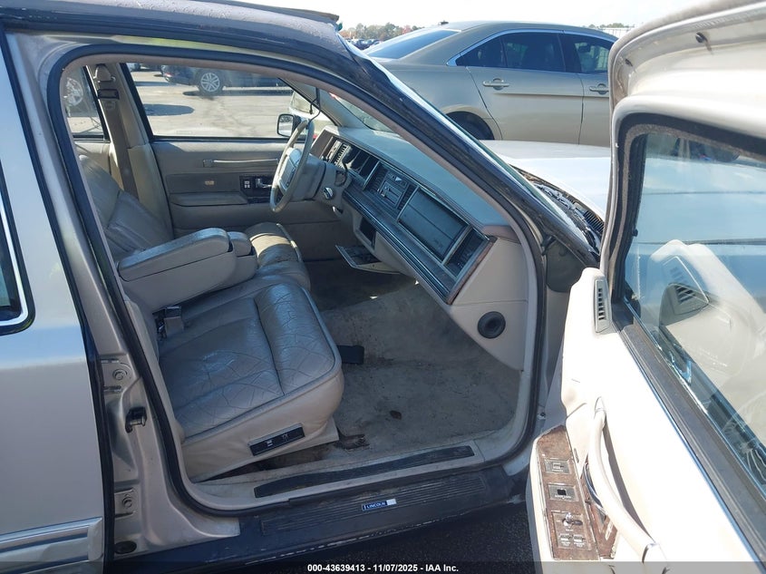 1LNLM83W9NY727500 1992 LINCOLN TOWN CAR photo no. 5