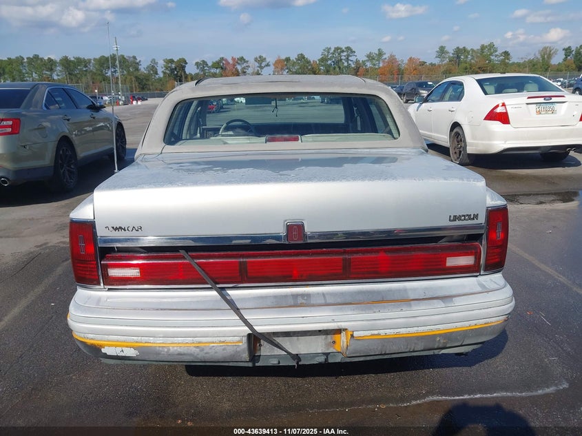 1992 Lincoln Town Car Cartier VIN: 1LNLM83W9NY727500 Lot: 43639413