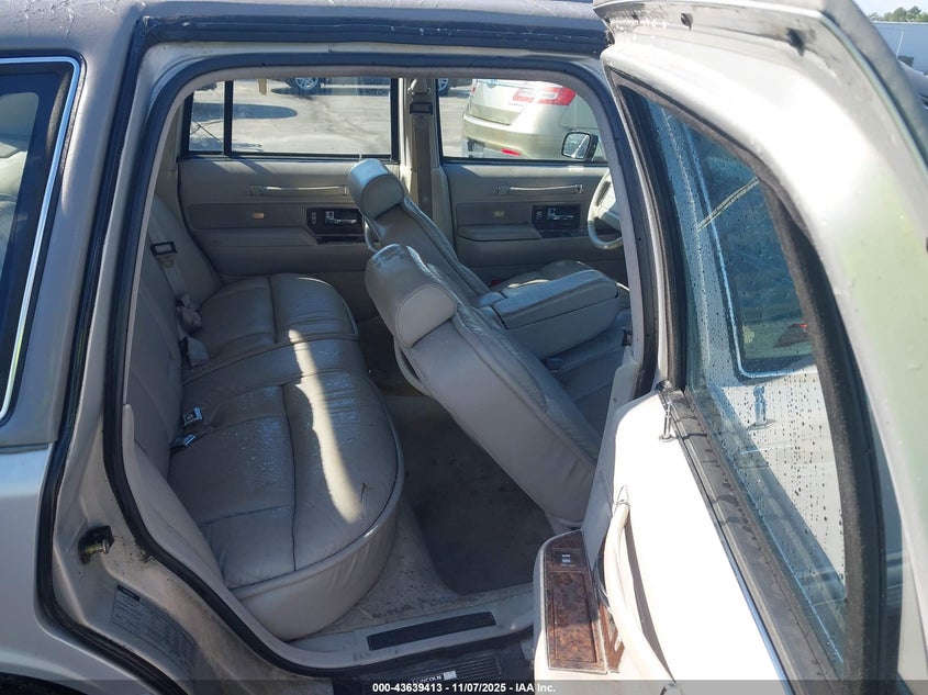 1992 Lincoln Town Car Cartier VIN: 1LNLM83W9NY727500 Lot: 43639413