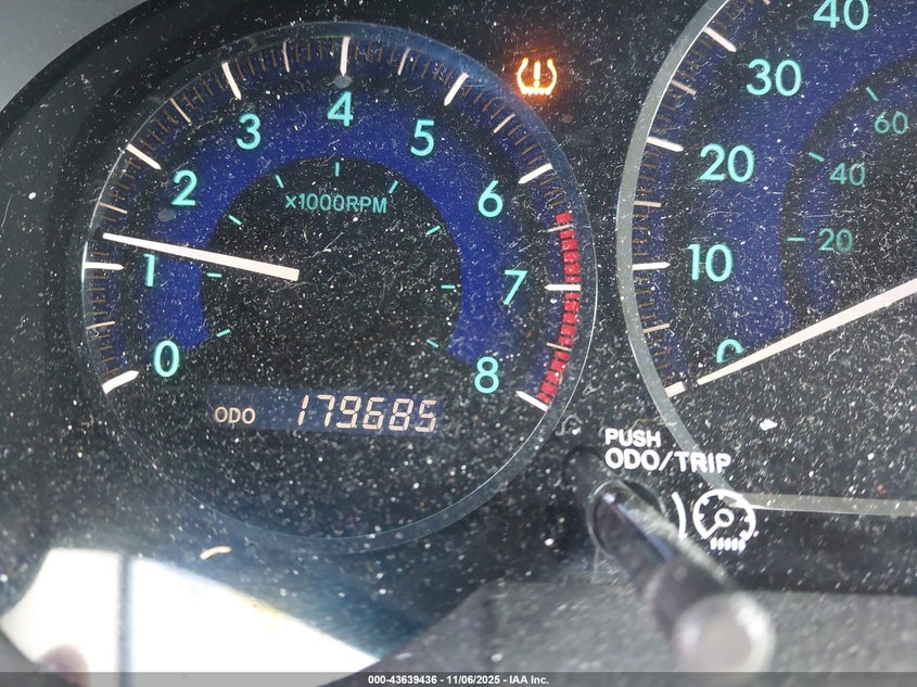 2008 TOYOTA SIENNA auction photo 7