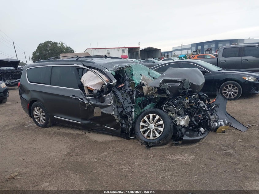 2017 Chrysler Pacifica Touring-L VIN: 2C4RC1BG2HR503691 Lot: 43640952