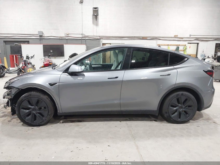 2025 Tesla Model Y Long Range Dual Motor All-Wheel Drive VIN: 7SAYGAEE6SF265117 Lot: 43641778