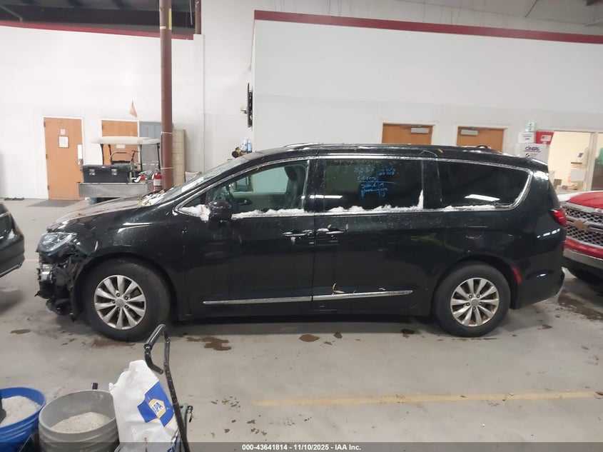2017 Chrysler Pacifica Touring-L VIN: 2C4RC1BGXHR576744 Lot: 43641814