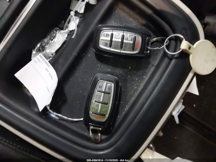 2017 Chrysler Pacifica Touring-L VIN: 2C4RC1BGXHR576744 Lot: 43641814