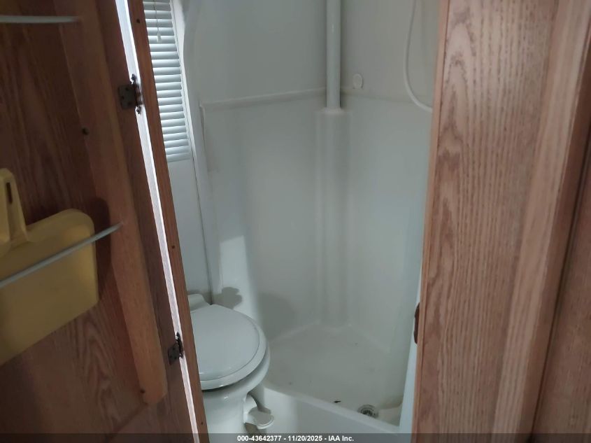 1995 Lance 990 VIN: 00000000000042762 Lot: 43642377