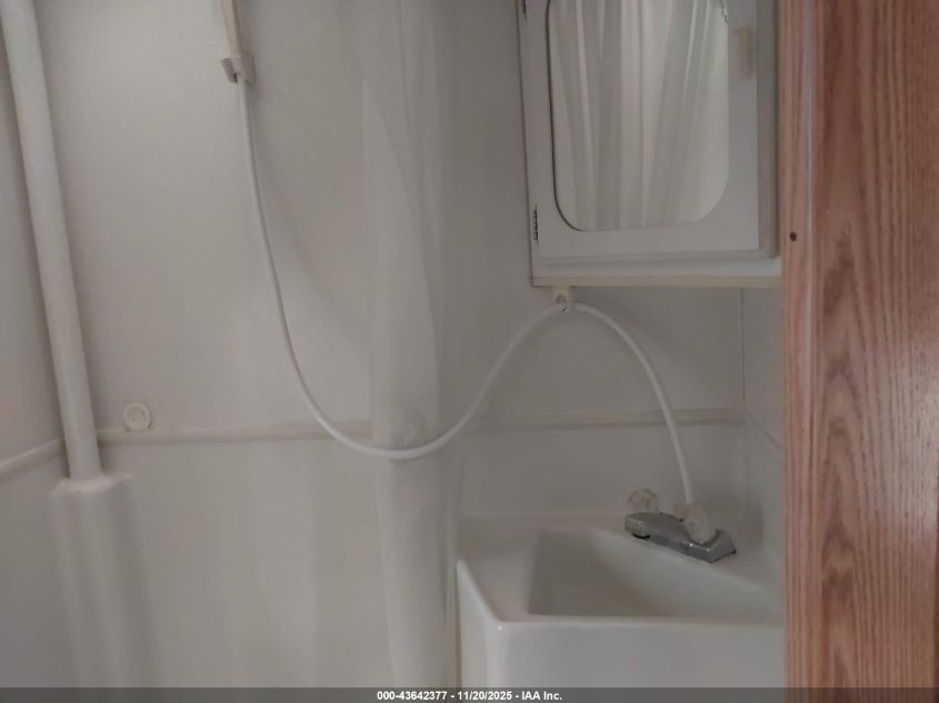 1995 Lance 990 VIN: 00000000000042762 Lot: 43642377