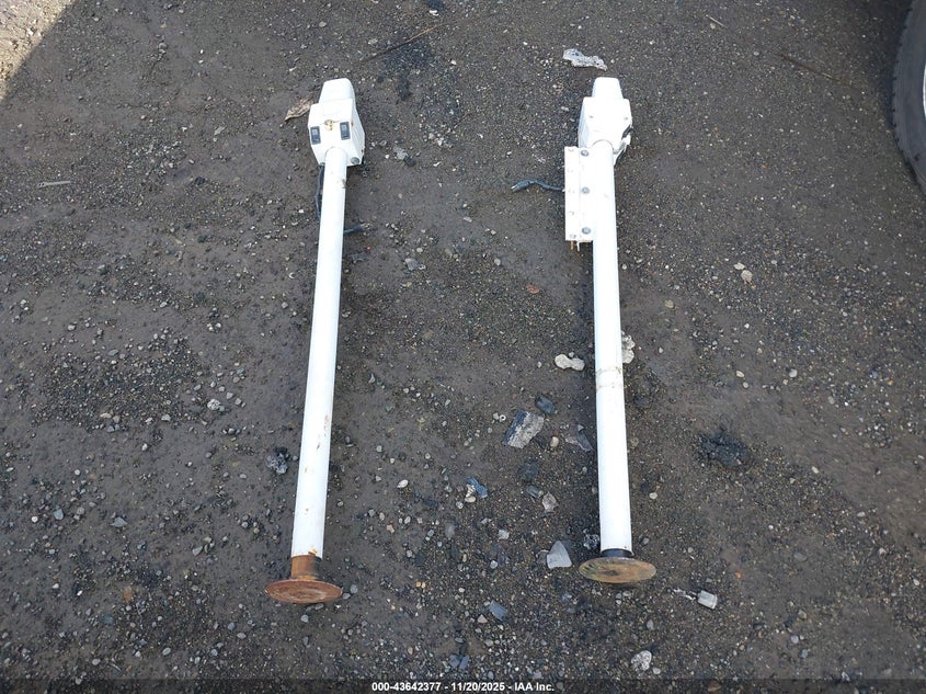 1995 Lance 990 VIN: 00000000000042762 Lot: 43642377