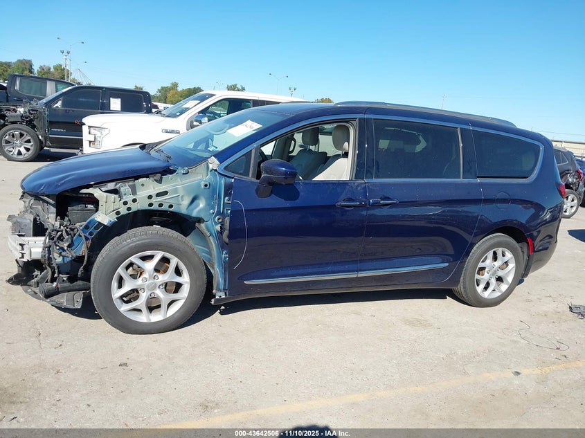 2017 Chrysler Pacifica Touring-L Plus VIN: 2C4RC1EG5HR597836 Lot: 43642506