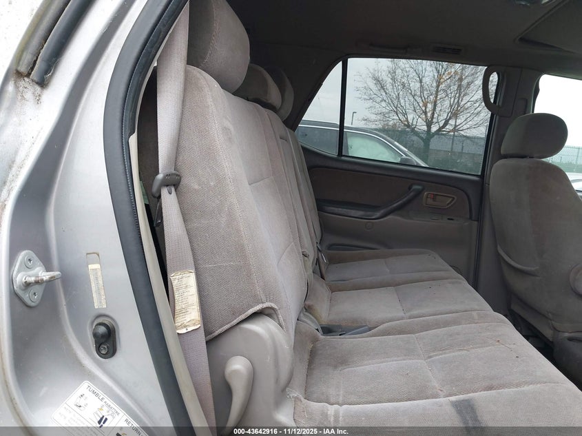 2001 Toyota Sequoia Sr5 V8 VIN: 5TDBT44A01S002081 Lot: 43642916
