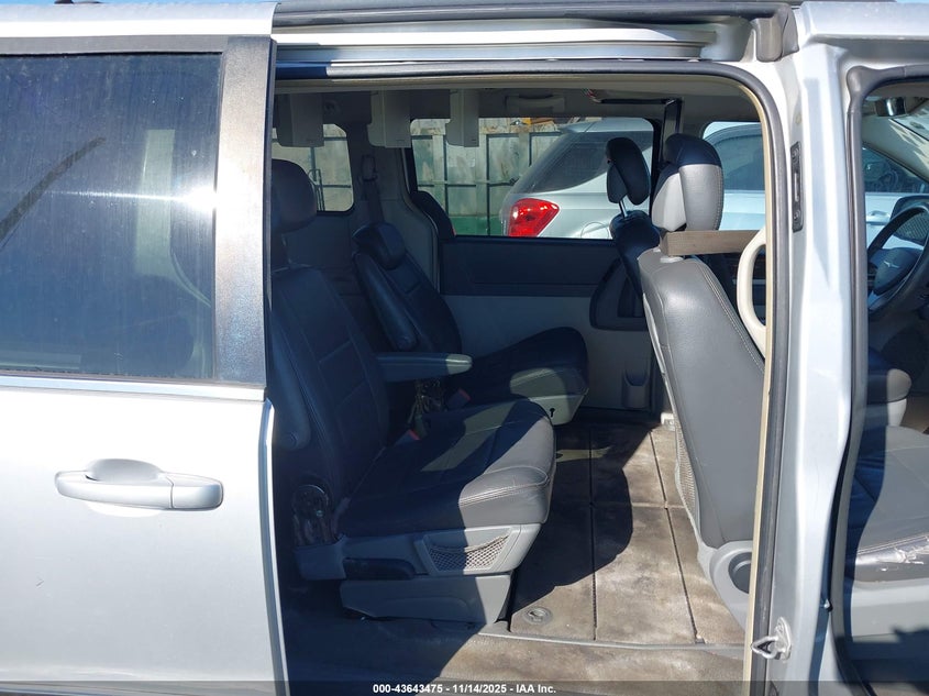 2010 Chrysler Town & Country Touring VIN: 2A4RR5D11AR492813 Lot: 43643475