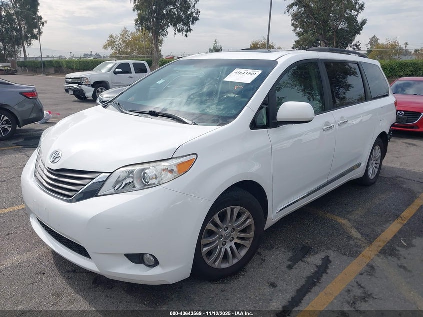 5TDYK3DC3ES415711 2014 TOYOTA SIENNA photo no. 2