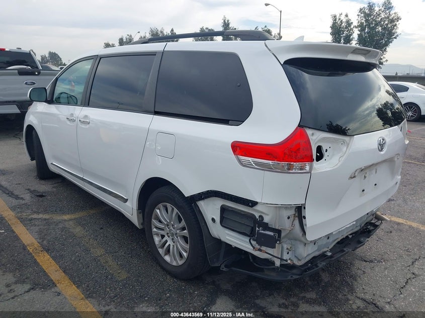 5TDYK3DC3ES415711 2014 TOYOTA SIENNA photo no. 3