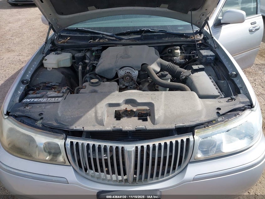 2001 Lincoln Town Car Signature VIN: 1LNHM82W71Y676368 Lot: 43644130