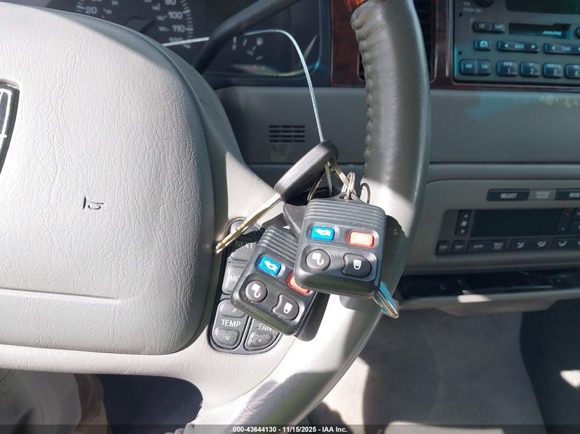 2001 Lincoln Town Car Signature VIN: 1LNHM82W71Y676368 Lot: 43644130