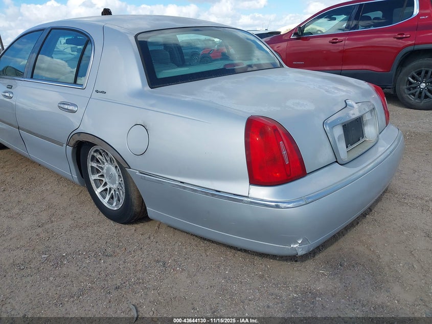 2001 Lincoln Town Car Signature VIN: 1LNHM82W71Y676368 Lot: 43644130