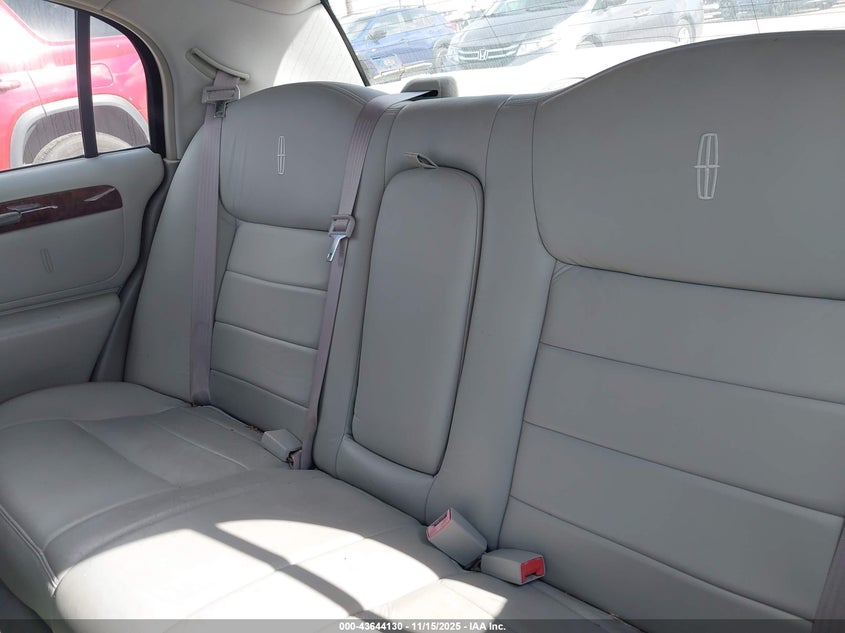 2001 Lincoln Town Car Signature VIN: 1LNHM82W71Y676368 Lot: 43644130