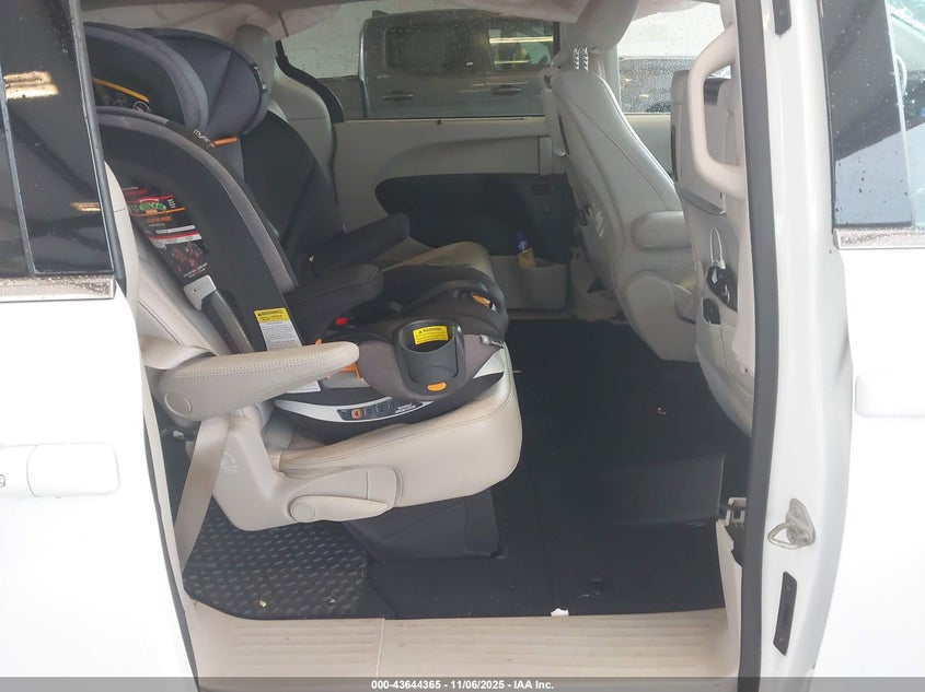 2021 Chrysler Pacifica Touring L VIN: 2C4RC1BG2MR559415 Lot: 43644365