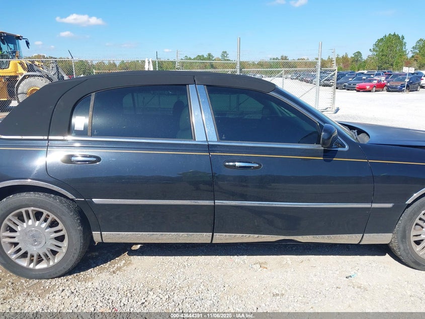 2006 Lincoln Town Car Signature VIN: 1LNHM81W86Y603728 Lot: 43644391