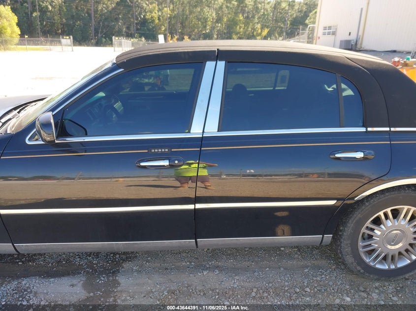 2006 Lincoln Town Car Signature VIN: 1LNHM81W86Y603728 Lot: 43644391