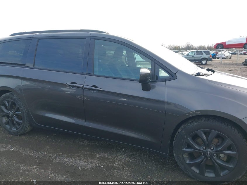 2018 Chrysler Pacifica Touring Plus VIN: 2C4RC1FG0JR227009 Lot: 43644585