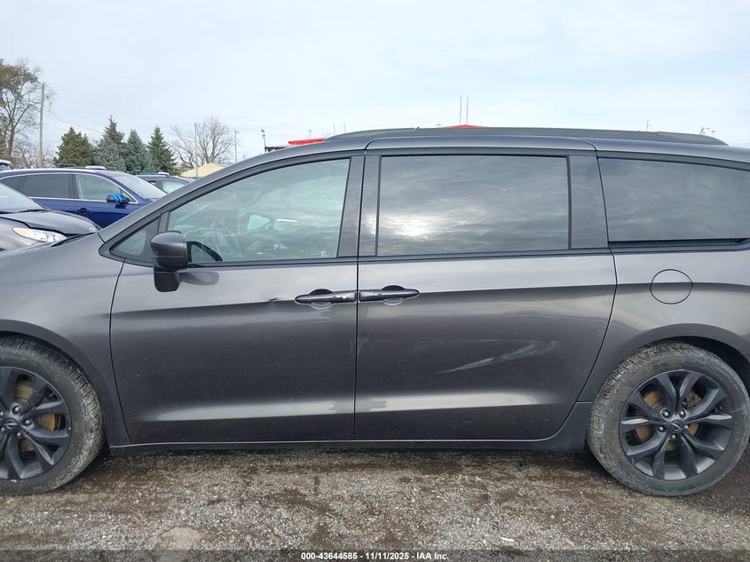 2018 Chrysler Pacifica Touring Plus VIN: 2C4RC1FG0JR227009 Lot: 43644585