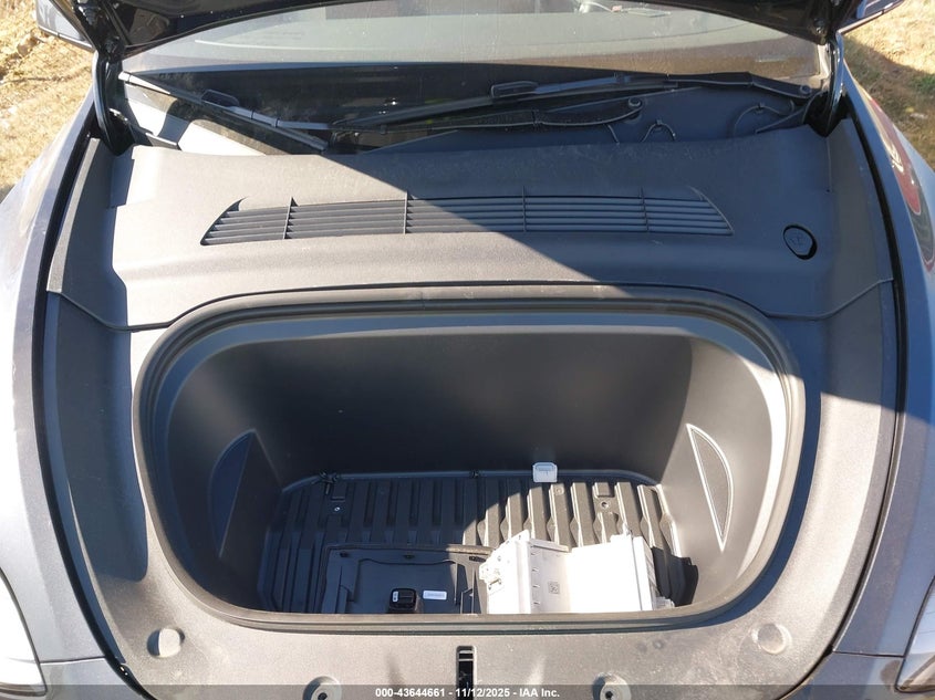 2025 Tesla Model Y Long Range Dual Motor All-Wheel Drive VIN: 7SAYGDEE0SA340344 Lot: 43644661