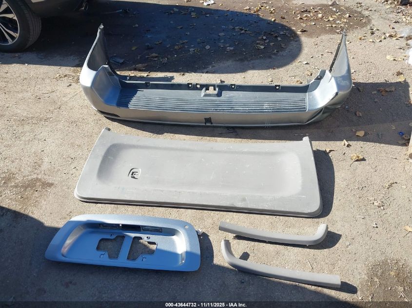 2002 Toyota Sequoia Limited V8 VIN: 5TDBT48A22S104333 Lot: 43644732